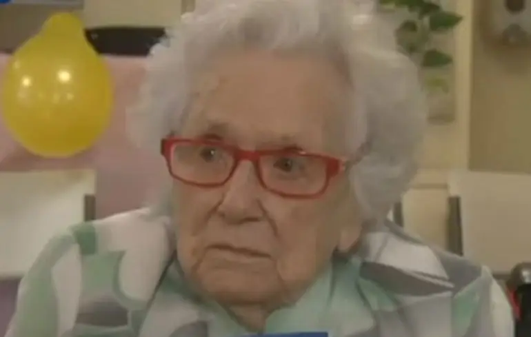 110 jaar oud vrouwtje zit totaal niet op tv interview te wachten