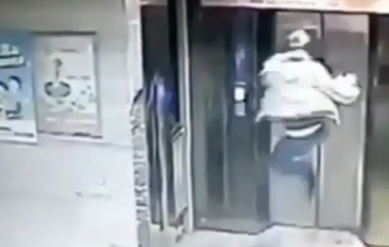 Haastige Chinees kan even geen liftdeuren meer schoppen
