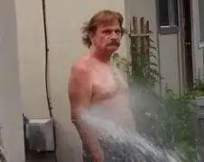 Zatte buurman krijgt douche van buurjongen