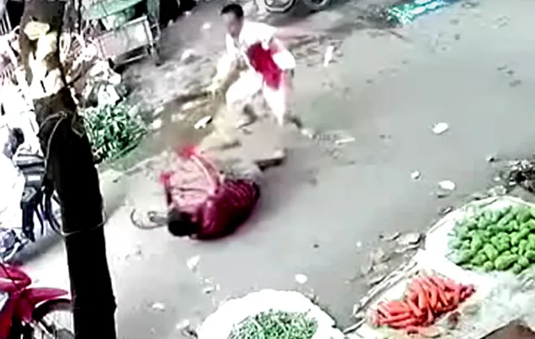 WTF: Gast hakt maat aan gort over kaartspelletje