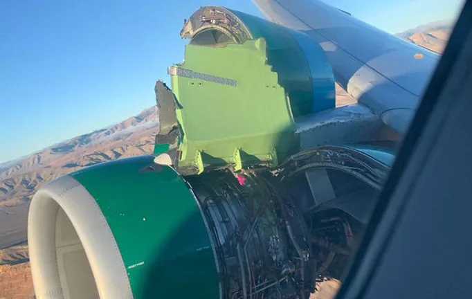 Toch even schrikken als een deel van de engine cover doei zegt