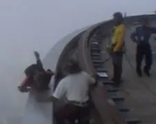 Gary Connery valt van Kuala Lumpur Tower