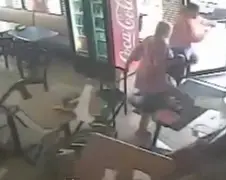Oma rijdt Sopranos Pizza binnen