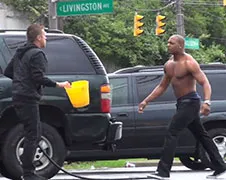 Roman Atwood jat benzine in de ghetto