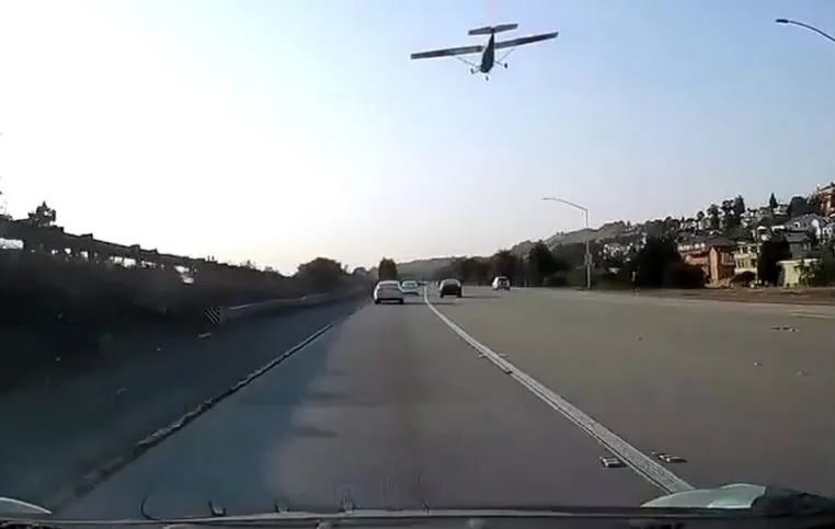 Cessna met problemen maakte noodlanding op de snelweg