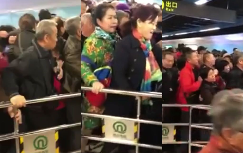 Gezellig druk bij de Qingdao Metro
