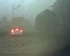 Behoorlijke rots komt even de weg op rollen in China