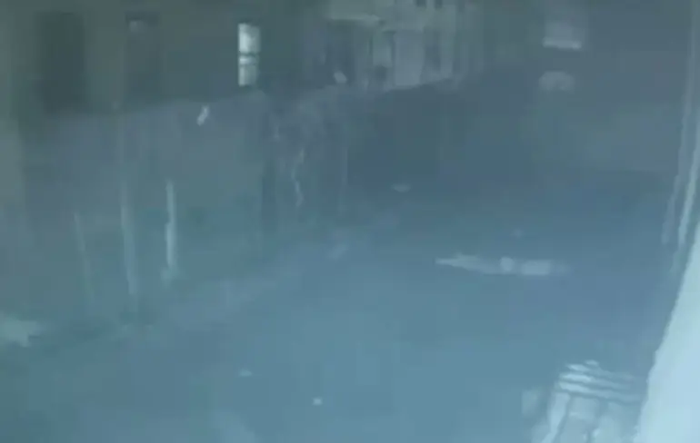 Autistisch meisje dondert van 4 hoog tegen de grond