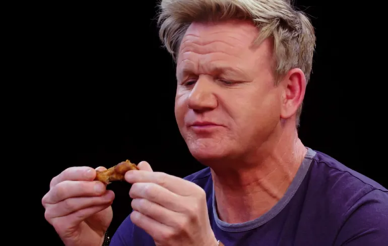 Krachttermen teller loopt lekker door tijdens Hot Ones met Gordon Ramsay