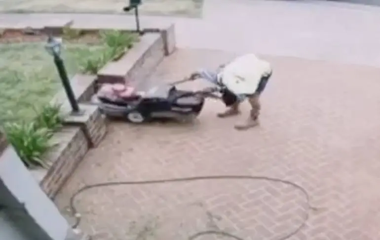 Gast is helemaal klaar met grasmaaimachine