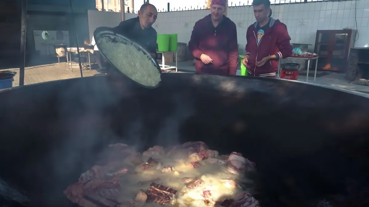 Plov bereiden in de grootste pan van Azië