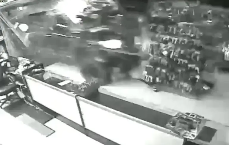Inbreken in een wapenwinkel met een Toyota Tundra