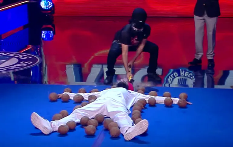 Guinness World Records: Geblinddoekt kokosnoot meppen