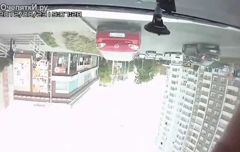 Het is ook moeilijk zo'n camera in de houder duwen