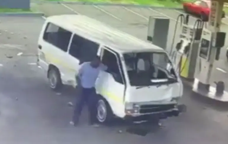 Bestuurder wel heel blij met tankstation