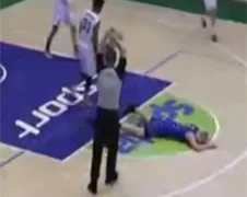 Shanel Harrison slaat Niina Laaksonen neer