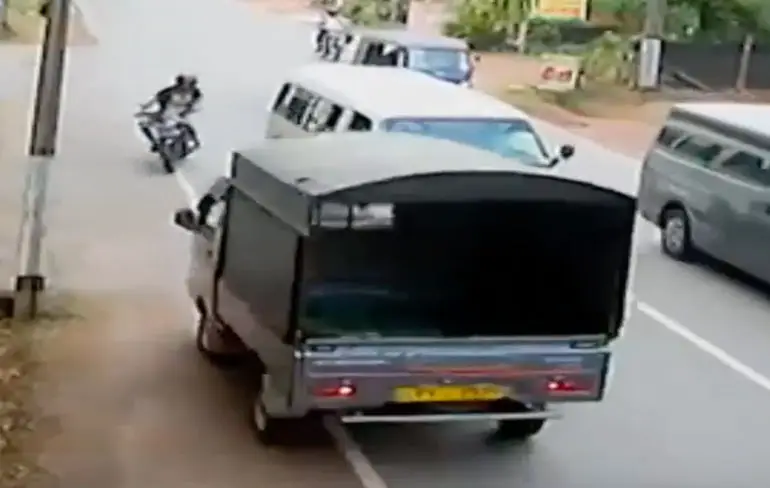 Gast kopt bestelwagen en muur