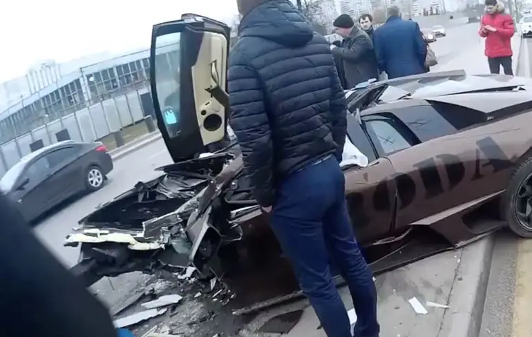 WTF: 1 dood en 1 zwaargewond na crash met Lamborghini