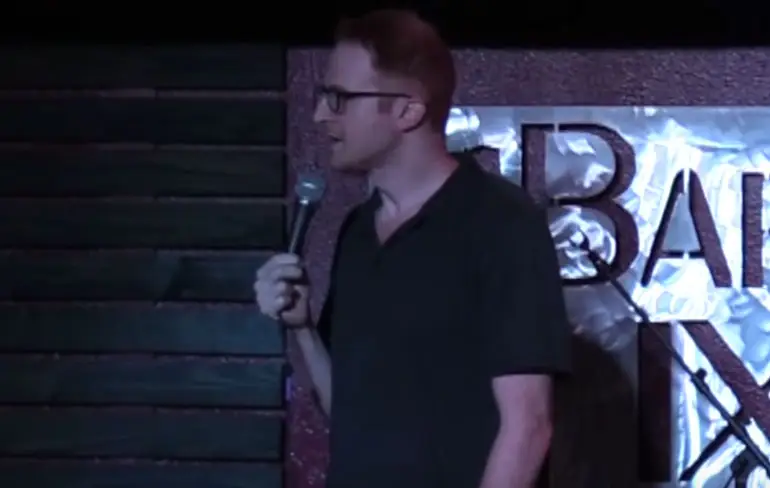 Steve Hofstetter maakt verbaal gehakt van heckler