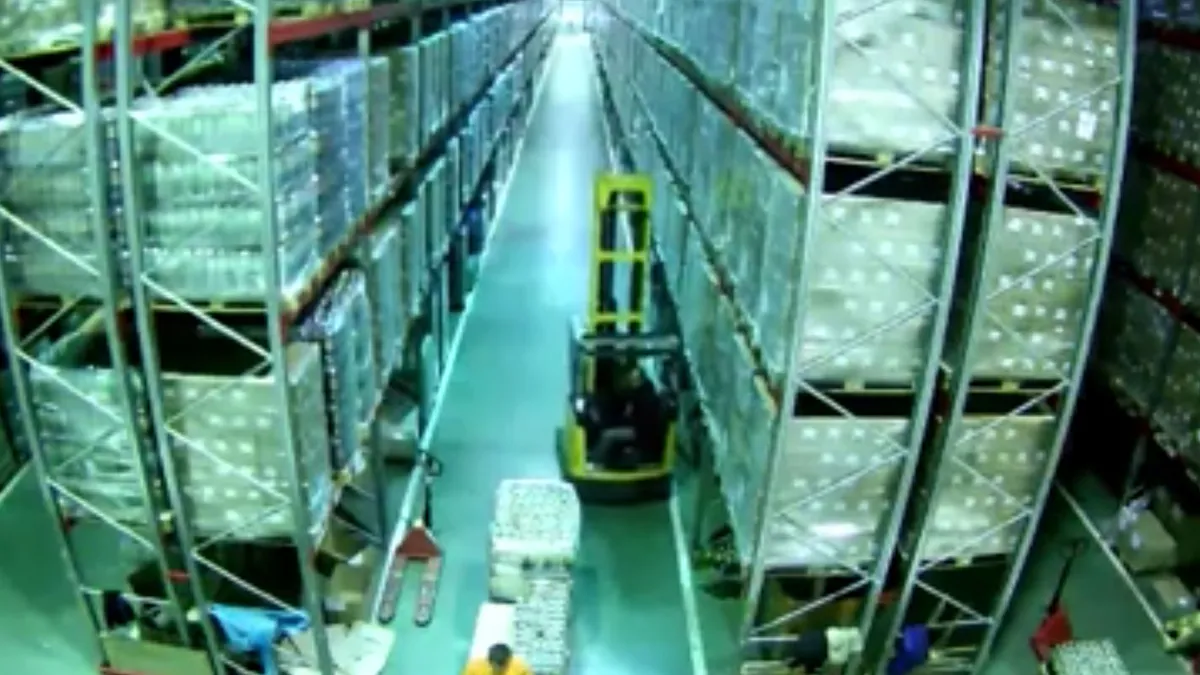 Heftruckchauffeur veroorzaakt chaos in magazijn