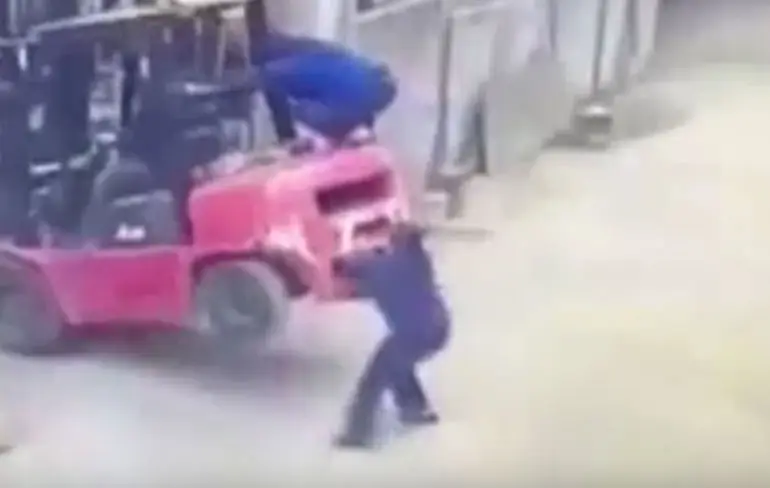 Vrouw kan handje helpen bij heftruck niet navertellen