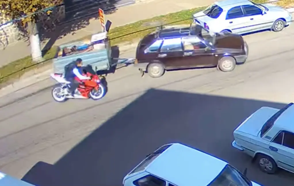 Misschien toch beter een dop op je kop tijdens het motor rijden