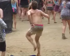 Hippie gaat lekker op zijn festival trip