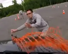 Amateur coureur rijdt toeschouwer voor zijn flikker