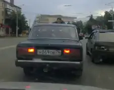 Haal ook eens een Rus van een motorkap