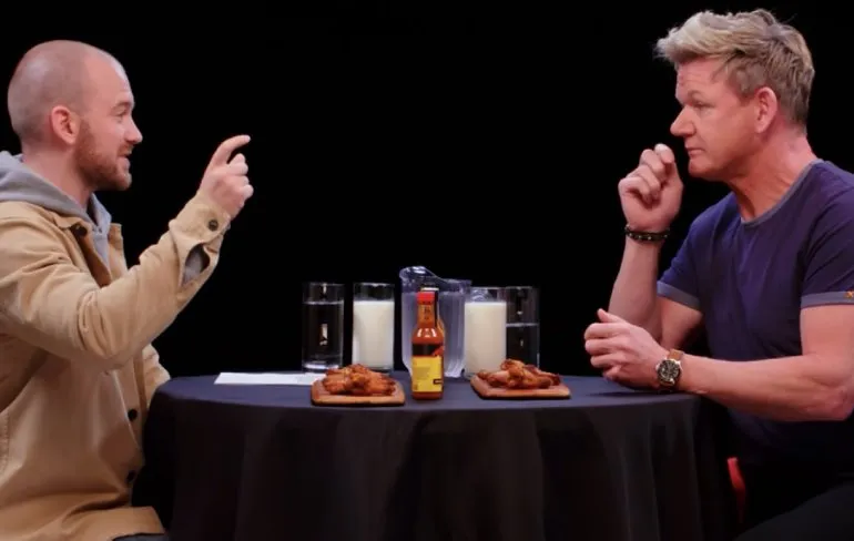 Eindelijk! Hot Ones met Gordon Ramsay