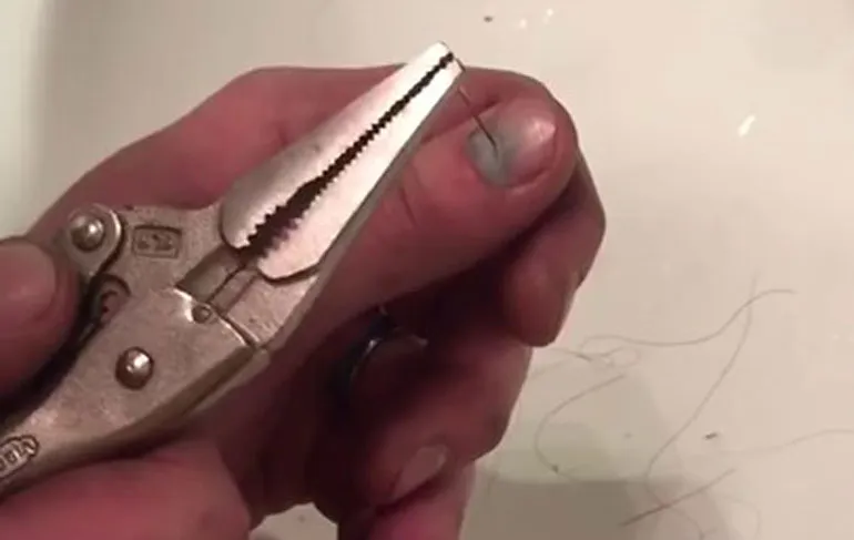 Spuitnagel na doorprikken van bloedblaar