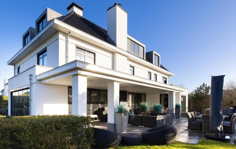 Villa van Dirk Kuyt die te koop staat voor 6,9 miljoen van binnen bekijken