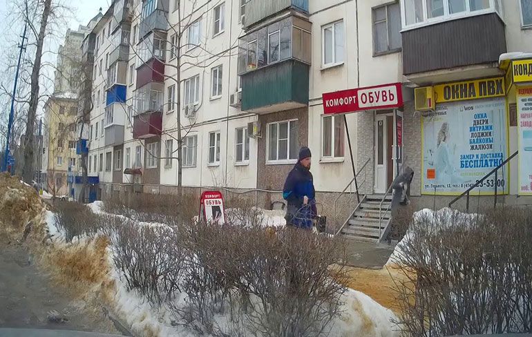 Russische heeft mazzel bij het pad ijsvrij maken