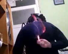 Idioot van de dag speelt met vuur