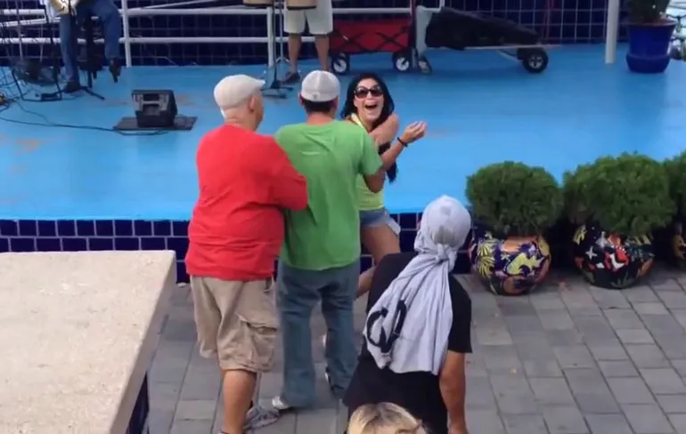 Irritant mannetje wil iets te graag dansen van met dame