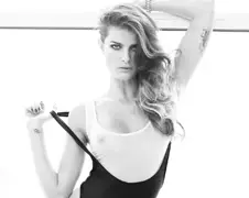 Topless Isabeli Fontana voor Lui Magazine