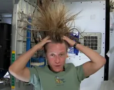 Haren wassen met Karen Nyberg in het ISS