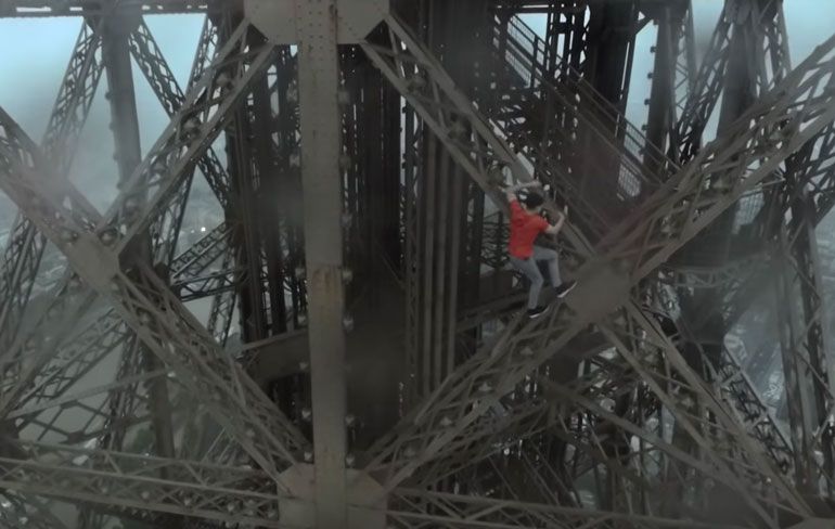 Ivan Kuznetsov beklimt zwaar beveiligde Eiffeltoren