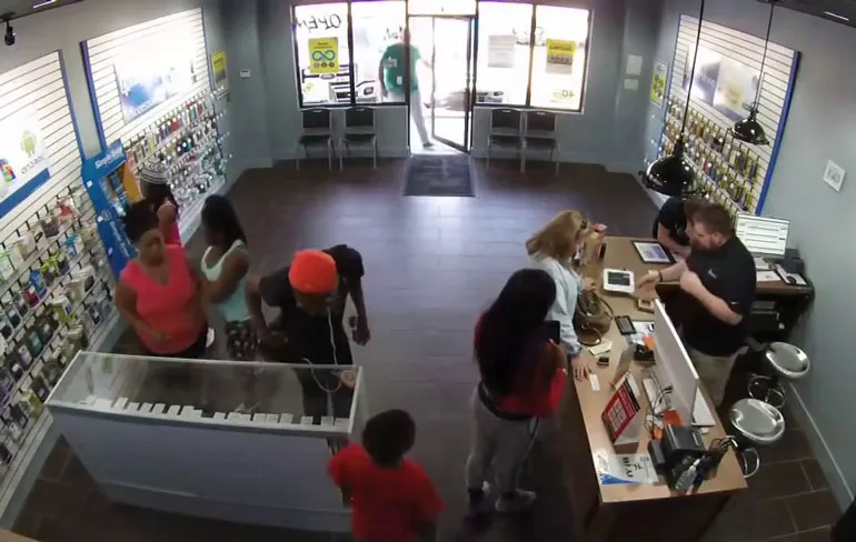 Gezin gaat gezellig op gratis telefoontjes jacht