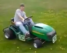 John Deere grasmaaier met een beetje pit