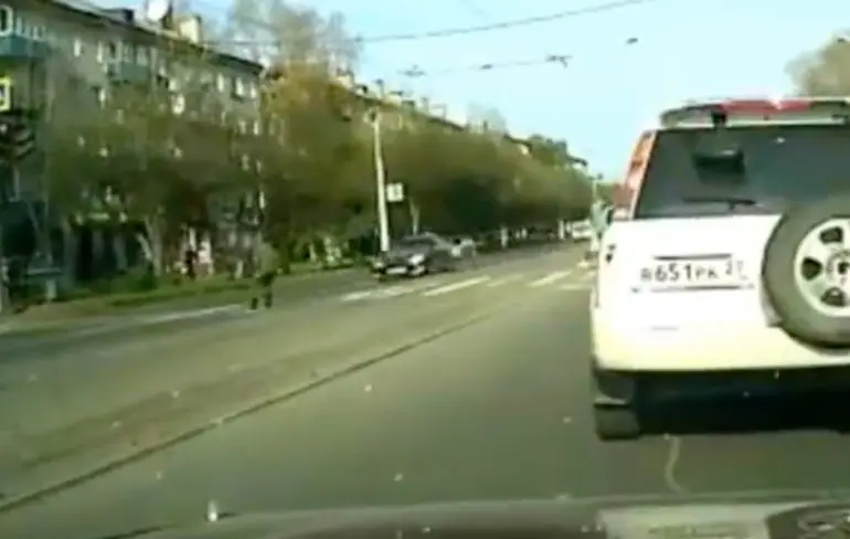 Militair krijgt vliegles door Toyota Crown