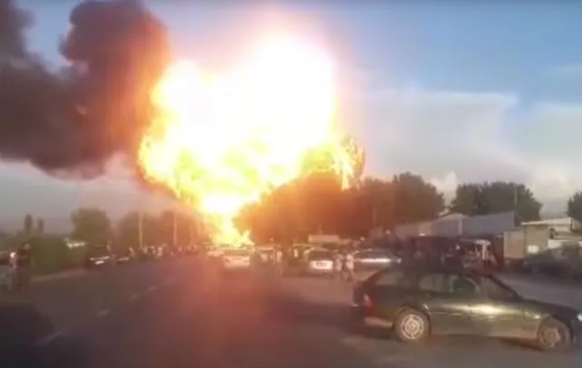 Benzinepomp deed boem op de grens van Kirgizië en Tadzjikistan