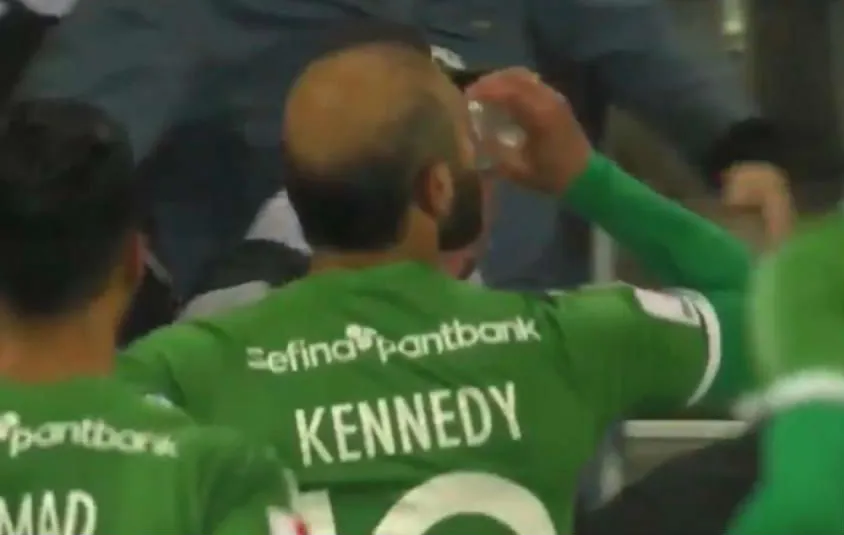 Kennedy Bakircioglu doet goaltje vieren met een biertje