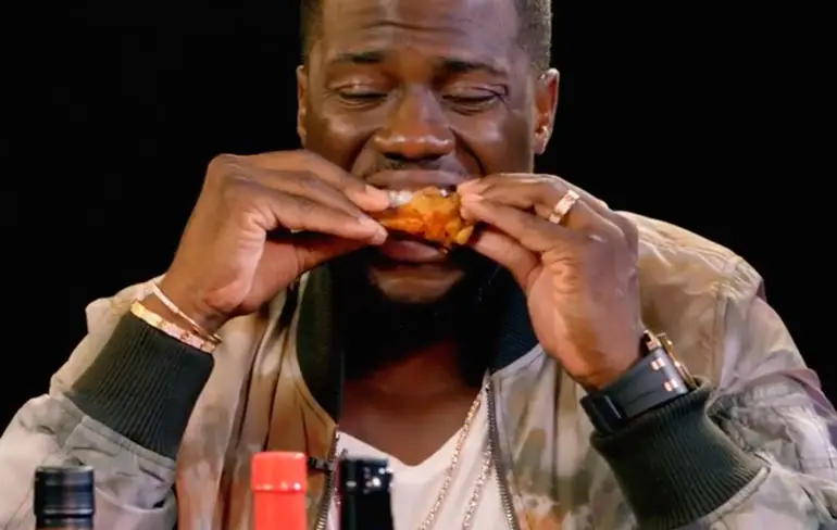 Kevin Hart doet Hot Ones challenge