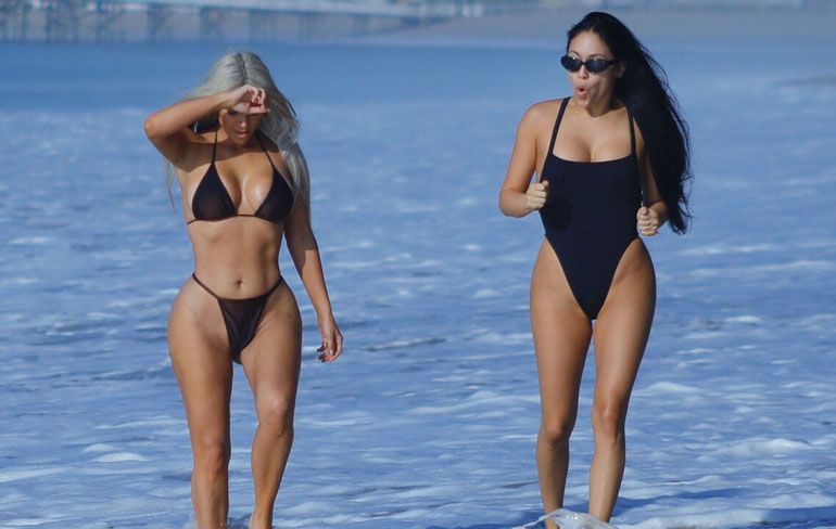 Kim Kardashian laat haar bips zien op het strand van Malibu