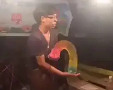 Slinky verkoper laat zijn verkoopwaar in actie zien
