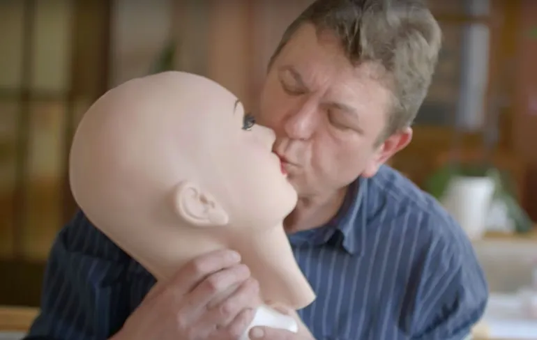 VKMag Mini-docu: Life as a Living Latex Female Doll