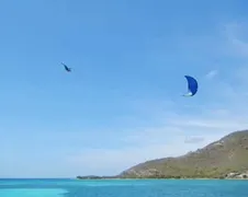Kitesurfer maakt flinke klapper