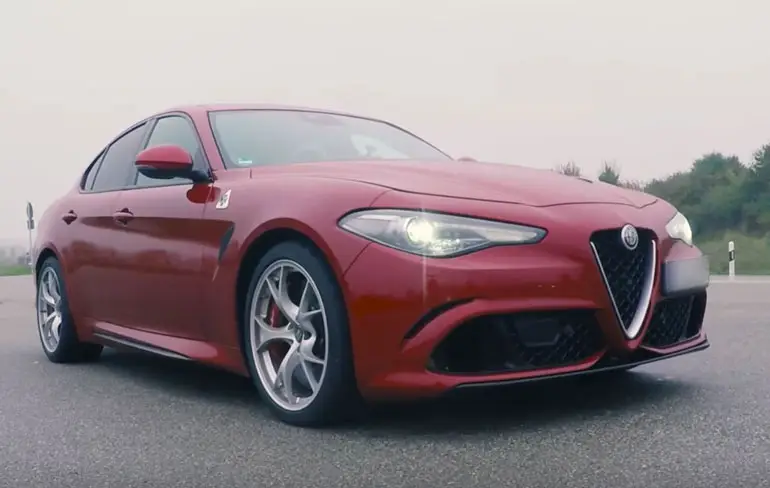 Met een Alfa Romeo Giulia Quadrifoglio de Autobahn op