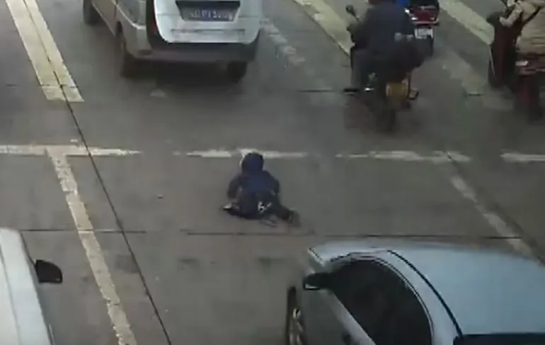 Ouders verliezen koter bij verkeerslicht